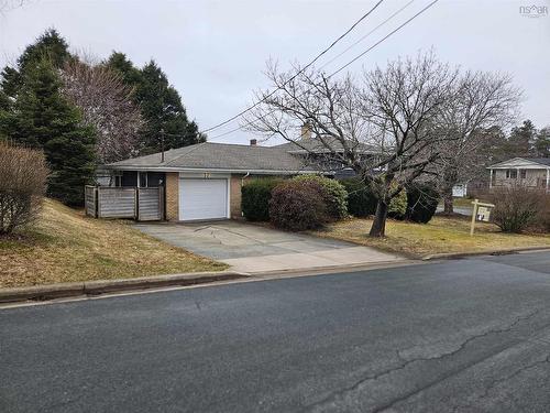 37 Lawnsdale Drive, Dartmouth, NS 