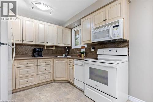 49 Cedarwoods Crescent Unit# 48, Kitchener, ON - Indoor Photo Showing Kitchen