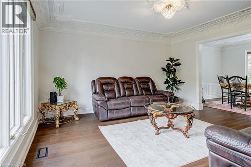 28 Stonegate Drive, Hamilton, ON - Indoor Photo Showing Living Room