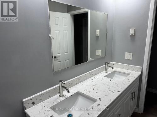 204 Veronica Drive, Kitchener, ON - Indoor Photo Showing Bathroom
