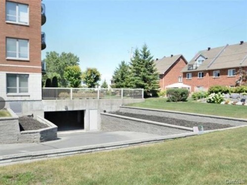 Garage - 202-280 Boul. Hymus, Pointe-Claire, QC - Outdoor