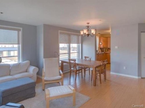 Salon - 202-280 Boul. Hymus, Pointe-Claire, QC - Indoor