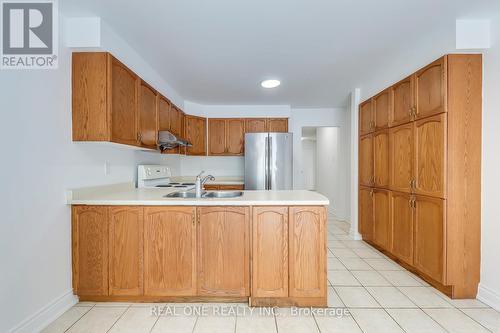 3582 Italia Crescent, Mississauga, ON - Indoor Photo Showing Kitchen With Double Sink