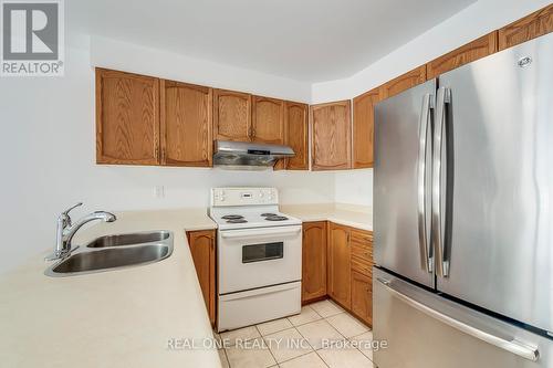 3582 Italia Crescent, Mississauga, ON - Indoor Photo Showing Kitchen With Double Sink