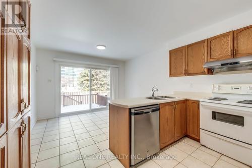 3582 Italia Crescent, Mississauga, ON - Indoor Photo Showing Kitchen With Double Sink