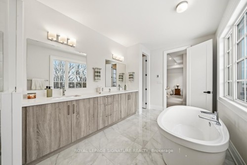 16 Gianvito Crescent, King, ON - Indoor Photo Showing Bathroom
