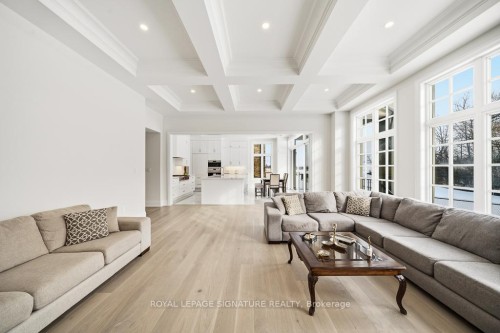 16 Gianvito Crescent, King, ON - Indoor Photo Showing Living Room