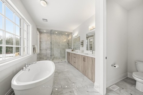16 Gianvito Crescent, King, ON - Indoor Photo Showing Bathroom