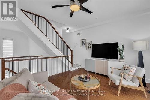 D - 124 Guigues Avenue, Ottawa, ON - Indoor Photo Showing Living Room