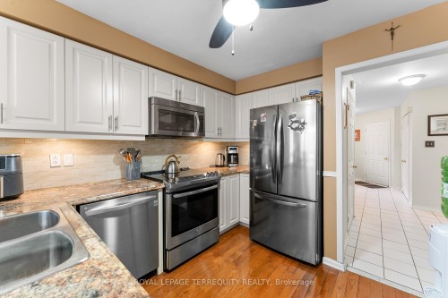 6164 Osprey Boulevard, Mississauga, ON - Indoor Photo Showing Kitchen With Double Sink