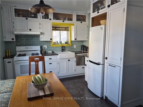 210 Charlton Avenue E, Hamilton, ON - Indoor Photo Showing Kitchen