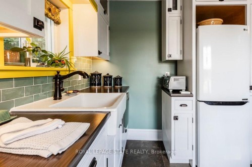 210 Charlton Avenue E, Hamilton, ON - Indoor Photo Showing Kitchen