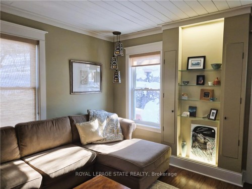 210 Charlton Avenue E, Hamilton, ON - Indoor Photo Showing Living Room