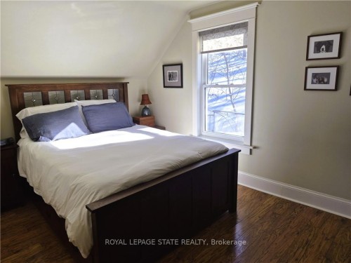 210 Charlton Avenue E, Hamilton, ON - Indoor Photo Showing Bedroom