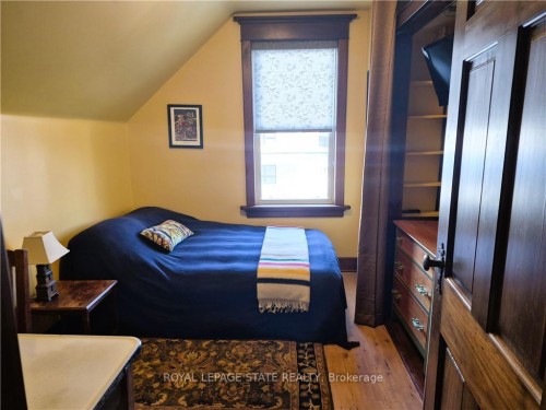 210 Charlton Avenue E, Hamilton, ON - Indoor Photo Showing Bedroom