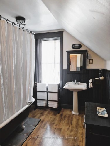 210 Charlton Avenue E, Hamilton, ON - Indoor Photo Showing Bathroom
