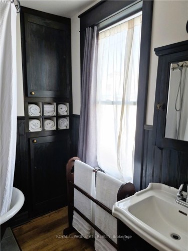 210 Charlton Avenue E, Hamilton, ON - Indoor Photo Showing Bathroom