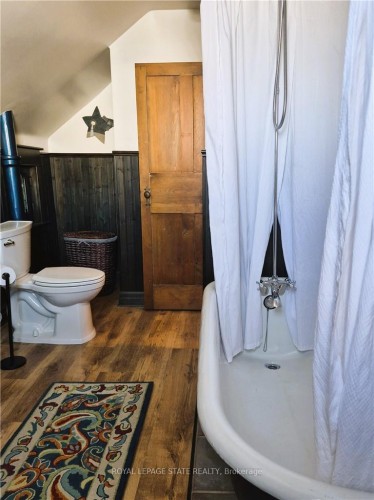210 Charlton Avenue E, Hamilton, ON - Indoor Photo Showing Bathroom