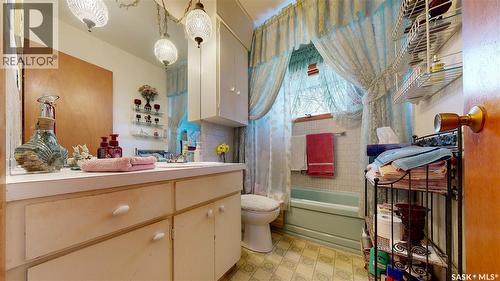 16 Bond Crescent, Regina, SK - Indoor Photo Showing Bathroom