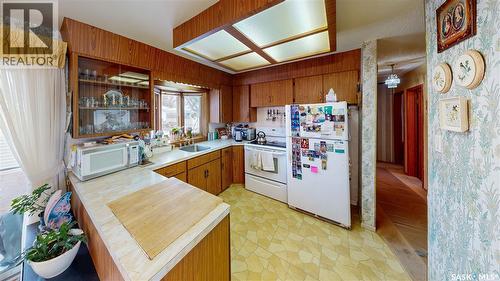 16 Bond Crescent, Regina, SK - Indoor Photo Showing Kitchen
