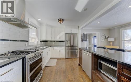583 Rustic Drive, Waterloo, ON - Indoor Photo Showing Kitchen With Upgraded Kitchen