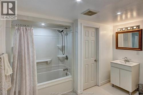 15 O'Neil Street, Chatham, ON - Indoor Photo Showing Bathroom