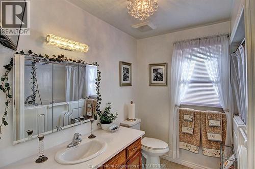 15 O'Neil Street, Chatham, ON - Indoor Photo Showing Bathroom