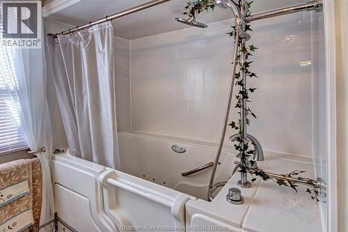 15 O'Neil Street, Chatham, ON - Indoor Photo Showing Bathroom