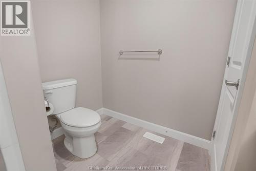 50 Llydican Avenue, Chatham, ON - Indoor Photo Showing Bathroom