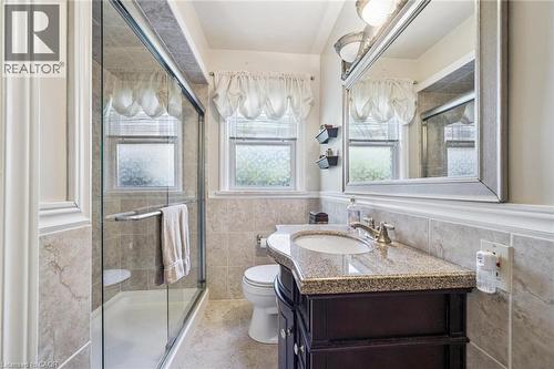 Main bathroom - 3012 First Street, Burlington, ON - Indoor Photo Showing Bathroom