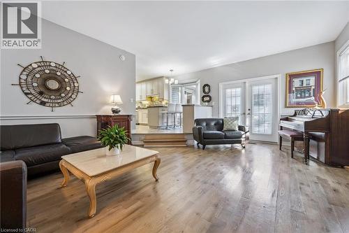 3012 First Street, Burlington, ON - Indoor Photo Showing Living Room
