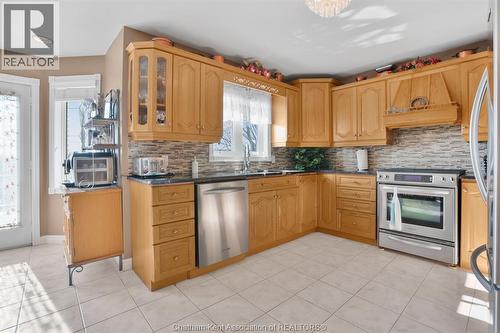 60 Parkview Court, Chatham, ON - Indoor Photo Showing Kitchen