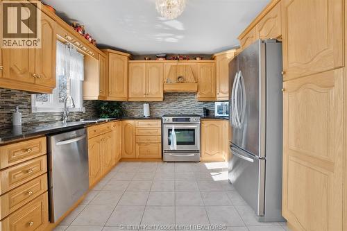 60 Parkview Court, Chatham, ON - Indoor Photo Showing Kitchen