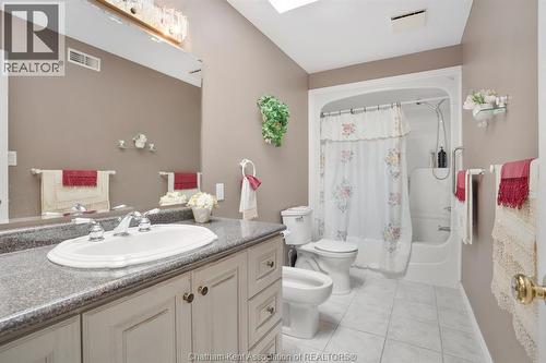 60 Parkview Court, Chatham, ON - Indoor Photo Showing Bathroom