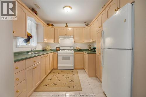 60 Parkview Court, Chatham, ON - Indoor Photo Showing Kitchen