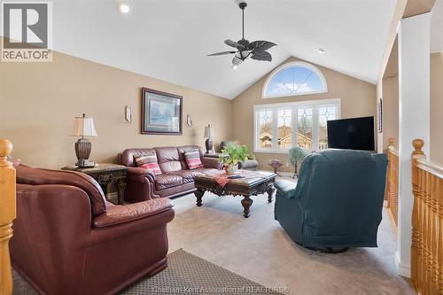 60 Parkview Court, Chatham, ON - Indoor Photo Showing Living Room