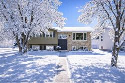 10 Reinhard Place  Winnipeg, MB R2G 1Y1