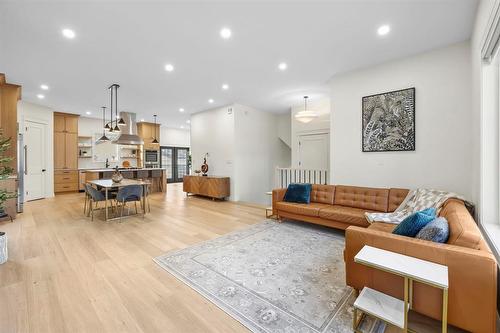 345 Beaverbrook Street, Winnipeg, MB - Indoor Photo Showing Living Room