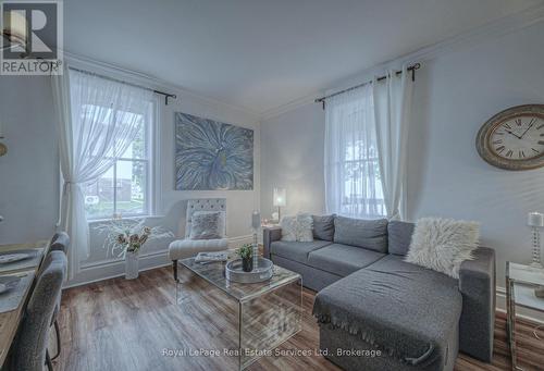 92 Adam Street, Cambridge, ON - Indoor Photo Showing Living Room