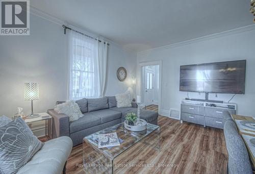92 Adam Street, Cambridge, ON - Indoor Photo Showing Living Room