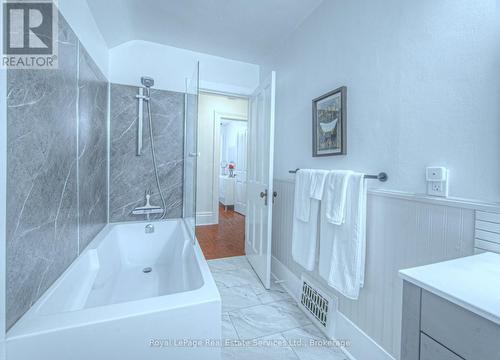92 Adam Street, Cambridge, ON - Indoor Photo Showing Bathroom