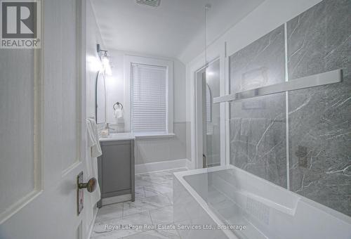 92 Adam Street, Cambridge, ON - Indoor Photo Showing Bathroom