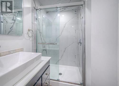 92 Adam Street, Cambridge, ON - Indoor Photo Showing Bathroom