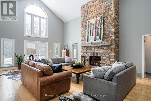 Impressive 18'8 cathedral ceilings - 19 Trails End, Collingwood, ON 