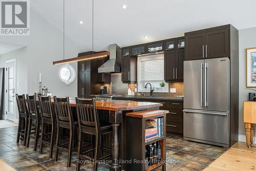 There's room for up to 8 at the island - 19 Trails End, Collingwood, ON 