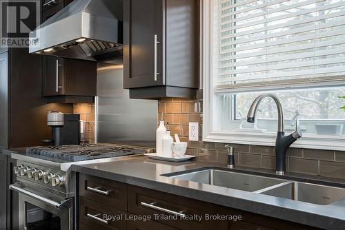 Note the clean, modern aesthetic & glass tile - 19 Trails End, Collingwood, ON 