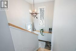 Private entrance to covered side porch & lwr lvl - 