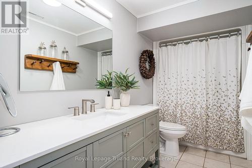 Fresh,  updated 4-piece lower bath - 19 Trails End, Collingwood, ON 