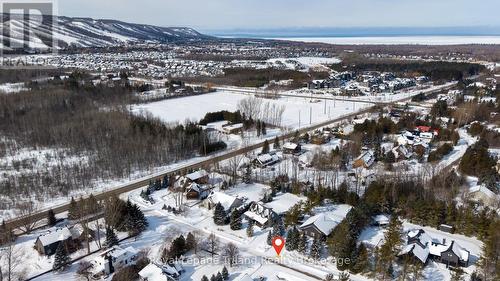 Perfectly positioned near all ski hills & the Bay - 19 Trails End, Collingwood, ON 