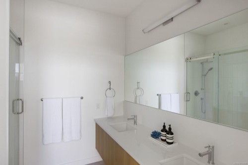 #401-9570 Fifth St, Sidney, BC - Indoor Photo Showing Bathroom